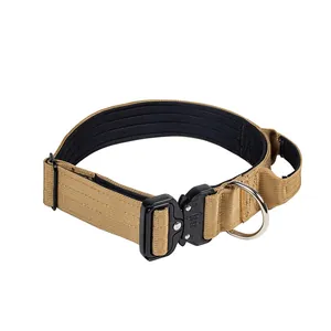 Tactische hondenhalsband kaki met een robuuste metalen gesp en versterkt handvat
