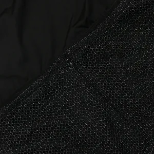 Détail de fermeture éclair invisible sur une robe de soirée en maille noire