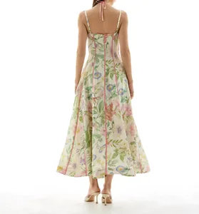 Rückansicht eines französischen Vintage-Maxikleids mit schicken rosa Neckholder-Trägern
