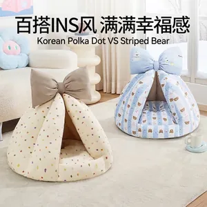 Accogliente cuccia semichiusa per cani piccoli e gatti con decorazione a fiocco carino