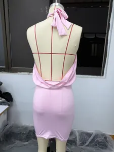 Vista posteriore di un mini abito aderente rosa con scollo all'americana su un manichino.
