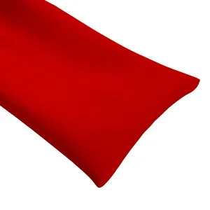 Dettaglio ravvicinato del tessuto rosso vibrante di questo top sexy a fascia da donna.