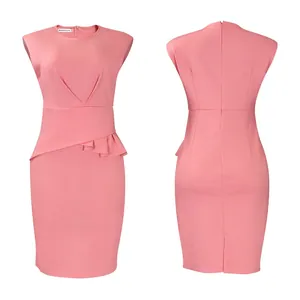 Vorder- und Rückansicht eines eleganten rosa ärmellosen Falten-Bleistiftkleids mit Rüschen