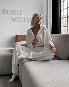 Casual λευκό σετ δύο τεμαχίων με oversized φούτερ με κουκούλα και παντελόνι jogger.