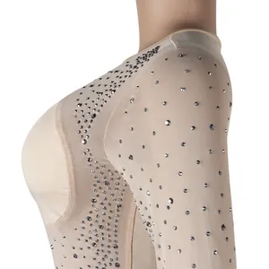 Primo piano di un body in rete trasparente con strass scintillanti e dettagli texture.