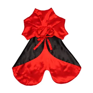 Cape d'Halloween rouge et noire pour chats et petits chiens en tissu satiné brillant