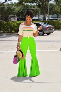 Pantalones de campana verde neón de cintura alta con detalles de volantes bajos