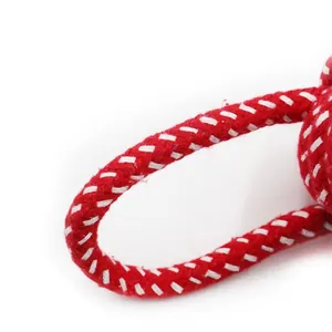 Juguete para perros de cuerda de algodón trenzada roja y blanca, primer plano detallado.