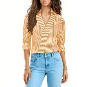Dettaglio della camicia a righe arancio e bianche con scollo a V e maniche a 3/4 donna