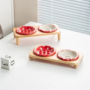 Ensemble de bols pour animaux en céramique champignon rouge avec support en chêne surélevé