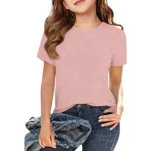 Detailopname van een roze geribbeld T-shirt met korte mouwen en ronde hals voor meisjes