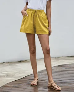 Detalle de pantalones cortos de lino para mujer en amarillo mostaza con cordón