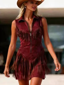 Vue détaillée des franges sur une robe rétro en daim bordeaux de style western