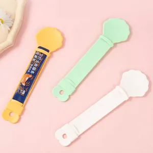 Distributeur de friandises pour chats en forme de pétale disponible en trois couleurs