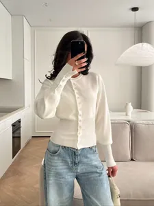 Eleganter, schmal geschnittener weißer Strick-Cardigan für Damen mit hellblauen Jeans