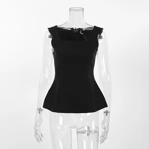 Vue détaillée de face d'un haut à basque noir français élégant sur un mannequin transparent