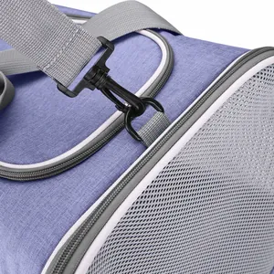 Detalle del gancho de plástico y malla transpirable en bolsa de transporte para mascotas.