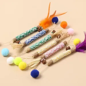 Buntes Set aus natürlichen Matatabi-Katzensticks mit Federn und Raffia-Bast-Verzierung