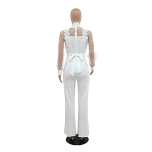 Vista trasera de mono blanco elegante con lentejuelas, encaje y pernera ancha.