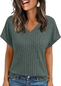 Detail van groen dames t-shirt met V-hals, ribstructuur en korte mouwen