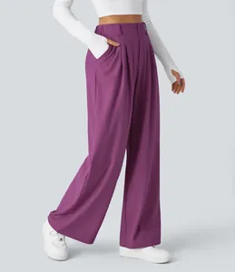 Detailansicht einer eleganten lila Weite Hose mit hoher Taille und fließendem Premium-Stoff