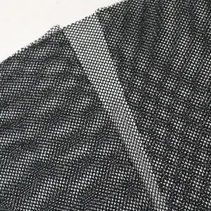 Gros plan de tissu en maille noire transparente avec des détails en strass brillants.