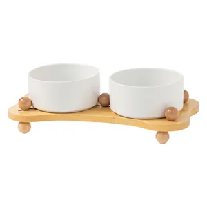 Set di due ciotole in ceramica bianca opaca con supporto rialzato in legno di quercia