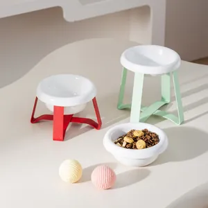 Set di ciotole in ceramica per animali con supporti in metallo rosso e verde, top