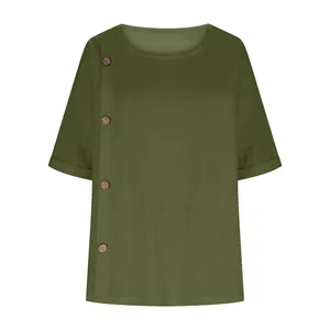 Vista completa della maglia in cotone e lino verde oliva con bottoni decorativi laterali