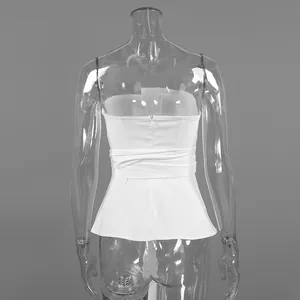 Rückansicht eines weißen trägerlosen Peplum-Tops mit Taillenbindung und Reißverschluss