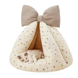 Cuccia per animali semi-chiusa con motivo a cuori e fiocco grande per cani e gatti