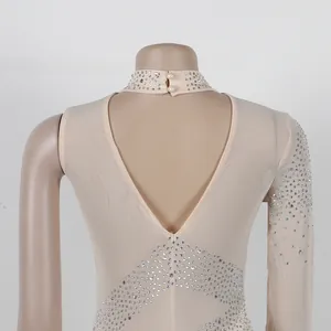 Detalle de la espalda de un vestido de malla nude con pedrería brillante y diseño de espalda en V.