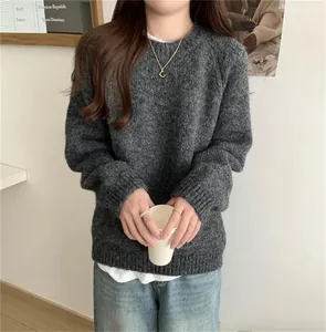 Vue détaillée de la texture douce d'un pull en tricot gris de style japonais décontracté