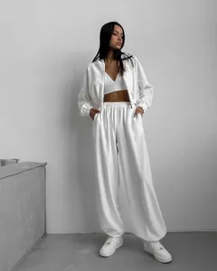 Κομψό λευκό σετ loungewear 3 τεμαχίων με ζακέτα με κουκούλα και φαρδύ παντελόνι