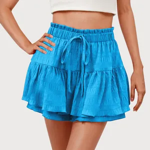 Vista dettagliata della gonna pantalone blu brillante con lacci e balze a strati