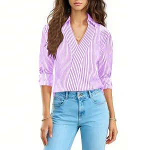 Dettaglio della camicia a righe viola per donna con scollo a V e maniche a tre quarti