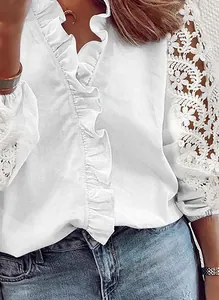 Primo piano di camicia bianca a maniche lunghe con scollo a V e pizzo elegante
