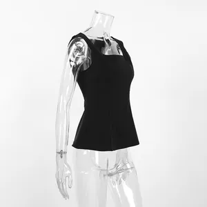 Haut sans manches noir élégant de style français avec encolure carrée sur un mannequin