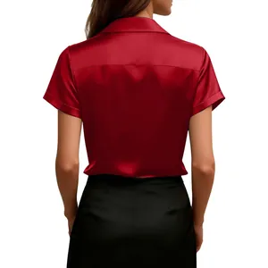 Rückansicht einer eleganten roten Satin-Kurzarmbluse mit professionellem Kragendesign