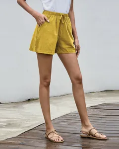 Pantalones cortos de lino amarillo de pierna ancha con cordón para un estilo casual