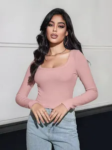 Dettaglio di un elegante crop top rosa a costine con maniche lunghe e scollo a quadrato