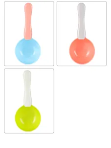 Detalle de palas para comida de mascotas con clips de cierre en azul, naranja y verde.