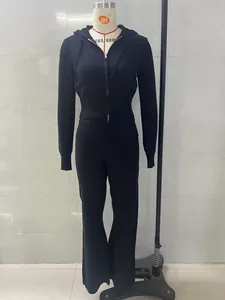 Vista dettagliata di un set a due pezzi nero slim-fit con cappuccio su manichino da sarto