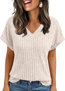 Detailweergave van een beige casual dames-T-shirt met V-hals en geribbelde textuur.