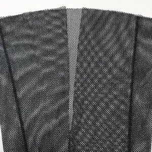 Vue détaillée montrant la texture du tissu en résille noire transparente de la robe