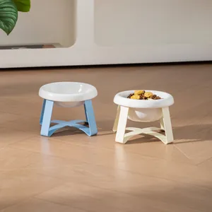 Ciotole in ceramica bianca con supporti in ferro blu e crema su pavimento in legno