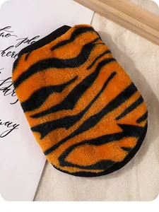Primer plano de chaleco de vellón con estampado de tigre para mascotas