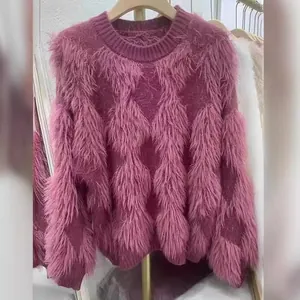 Maglione rosa in finta pelliccia di visone con design patchwork in peluche morbido