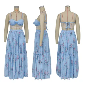 Dettaglio a tre viste di un set due pezzi in chiffon a fiori blu con top stringato