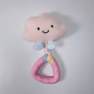 Dettaglio di un gioco per cani a nuvola rosa con corda arcobaleno e anello da dentizione